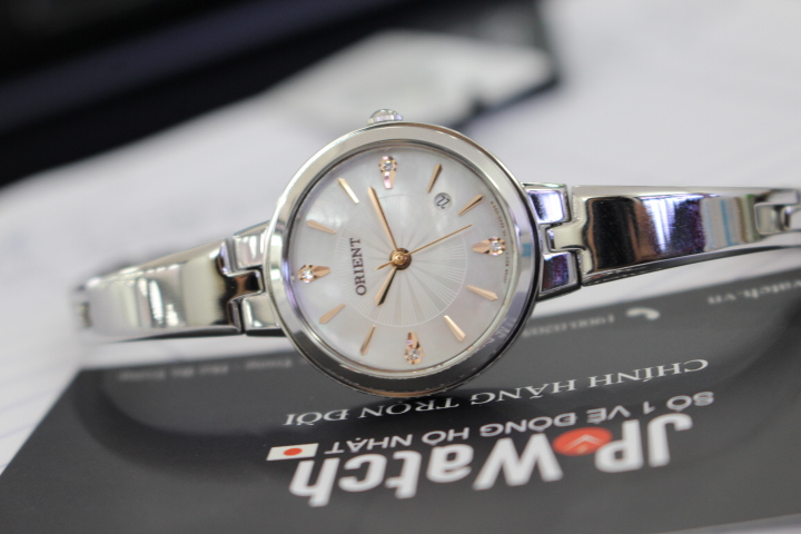Phong cách thời trang bắt mắt của đồng hồ Orient nữ FSZ40004W0