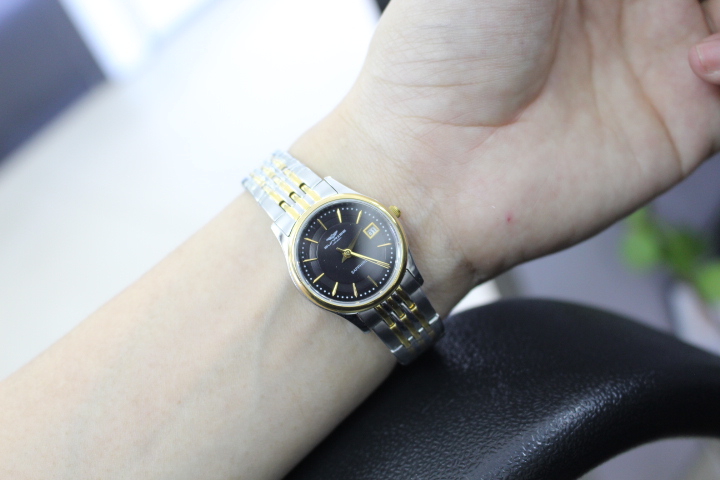 Đồng hồ Sunrise nữ SL8731.1201 được thiết kế theo phong cách truyền thống