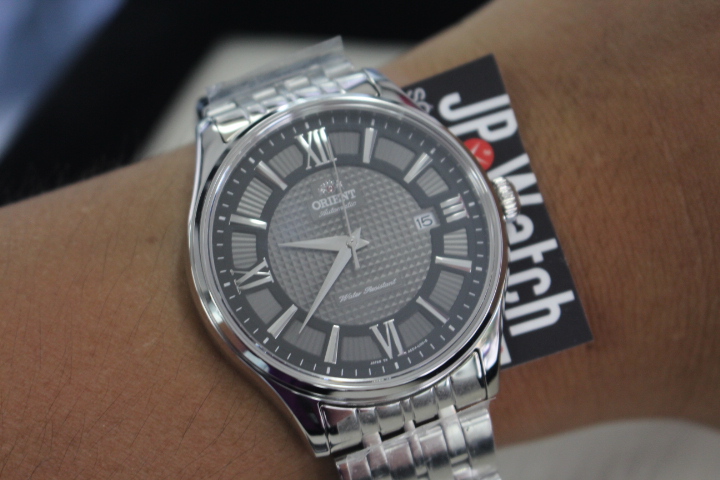 Đồng hồ nam Orient SAC04003A0 khi đeo trên tay
