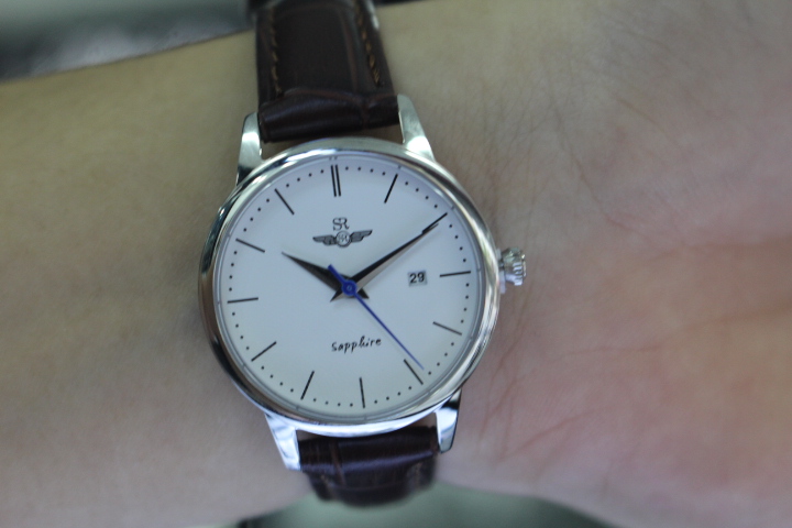 Đồng hồ nữ SR-Watch SL1055.41102TE đeo trên tay 