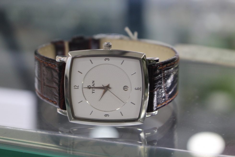 Đồng hồ Titan nâm giá rẻ Hà Nội 9159SL01 với thiết kế mặt vuông vô cùng ấn tượng