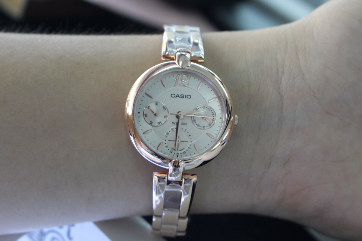 Đồng hồ nữ Casio LTP-E401PG-9AVDF khi đeo trên tay
