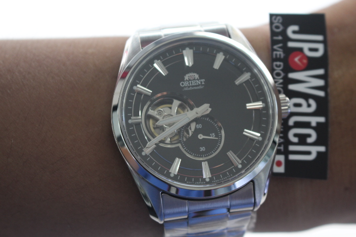 Đồng hồ nam Orient RA-AR0002B10B khi đeo trên tay