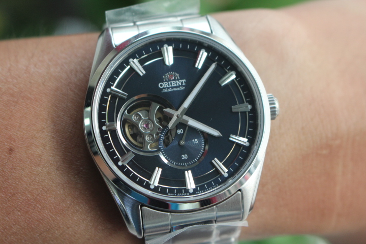 Đồng hồ nam Orient RA-AR003L10B khi đeo trên tay
