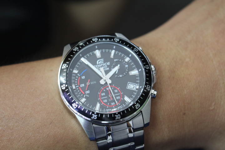 Đồng hồ nam Casio Edifice EFV-540D-1AVUDF khi đeo trên tay