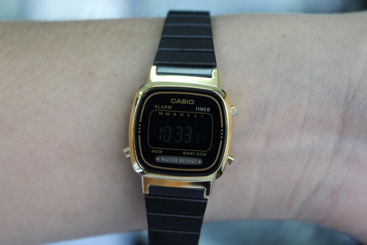 Đồng hồ nữ Casio LA670WEGB-BDF khi đeo trên tay