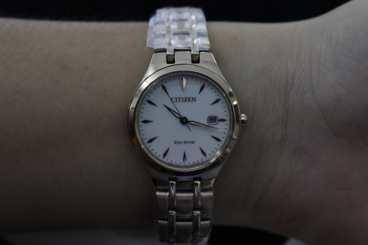 Đồng hồ nữ Citizen Eco-Drive EW2483-85B khi đeo trên tay