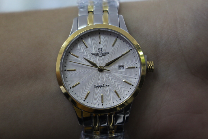 Đồng hồ nữ SR Watch SL1076.102TE khi đeo trên tay