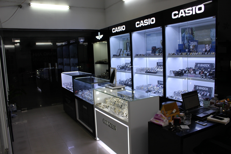 đồng hồ nữ Casio được trưng bày tại cửa hàng JPwatch