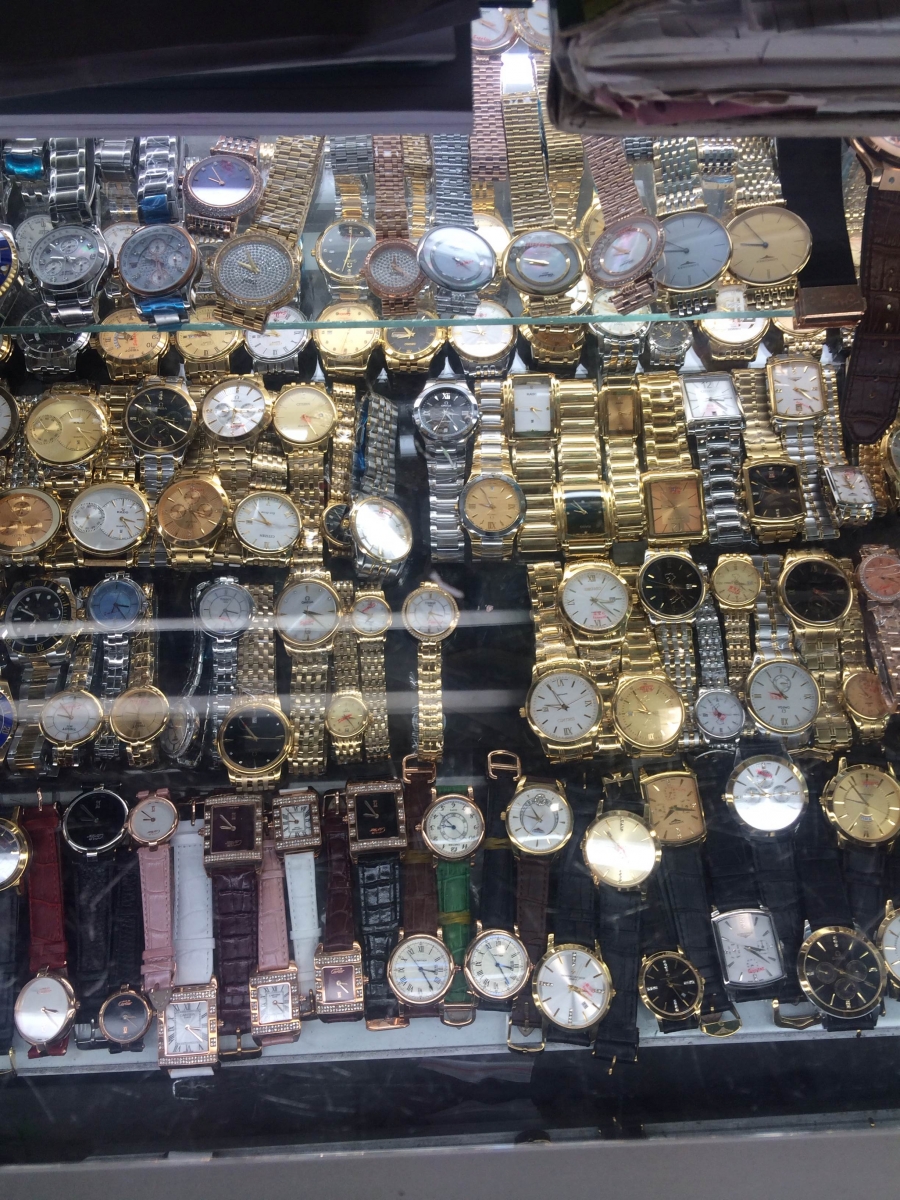đồng hồ fake ngoài chợ Đồng Xuân