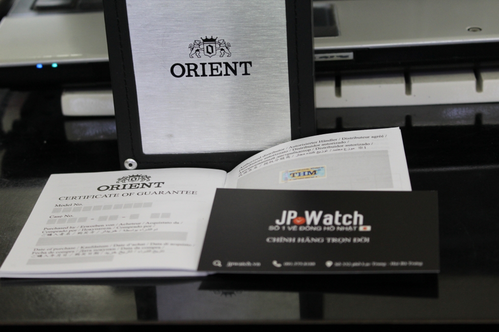 hộp đựng đồng hồ Orient và sổ bảo hành toàn cầu của Orient