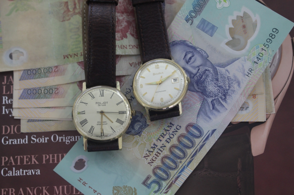Hình ảnh minh họa tiền và đồng hồ cổ