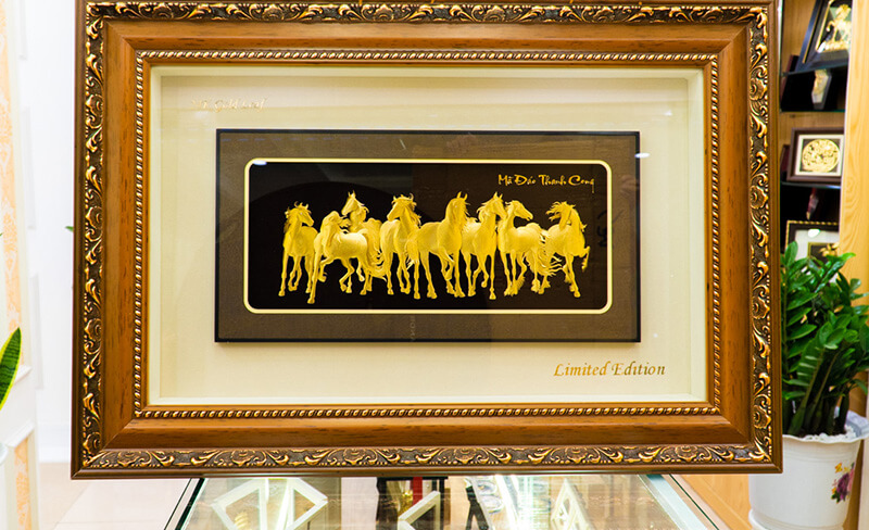 tranh ngựa dát vàng cũng là món quà thích thú của các sếp