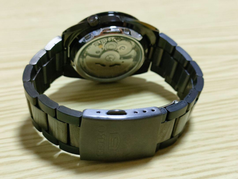 mặt đáy đồng hồ Seiko 5 SNKE03K1