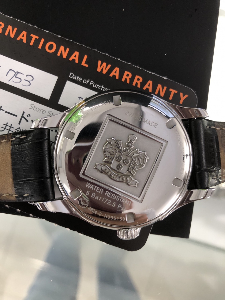 mặt đáy của đồng hồ Hamilton H395150 có hình vương niệm rất đẹp 